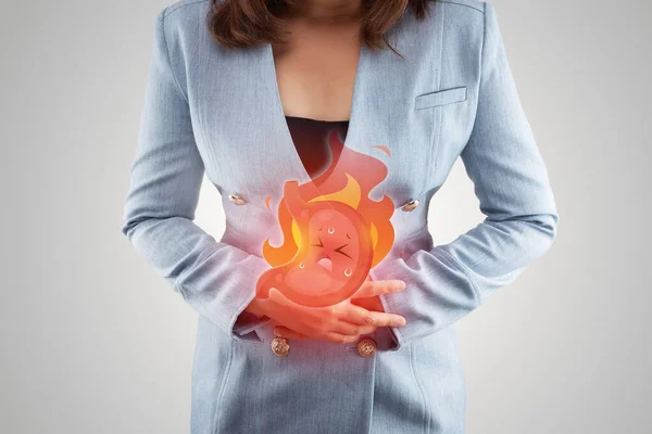 酸倒流性疾病症状或心脏灼伤 说明女性身体在灰色背景下的胃灼伤 医疗和药物概念 — 图库照片
