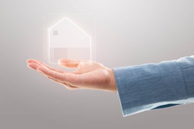 Ev illüstrasyonu, emlak sigortası ve güvenlik konsepti gösteren bir iş kadını.