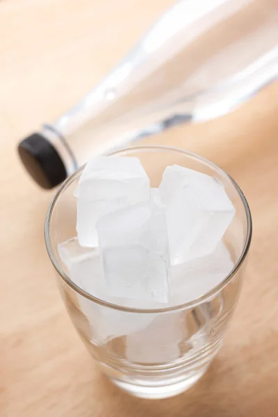 Лід у високій склянці — стокове фото