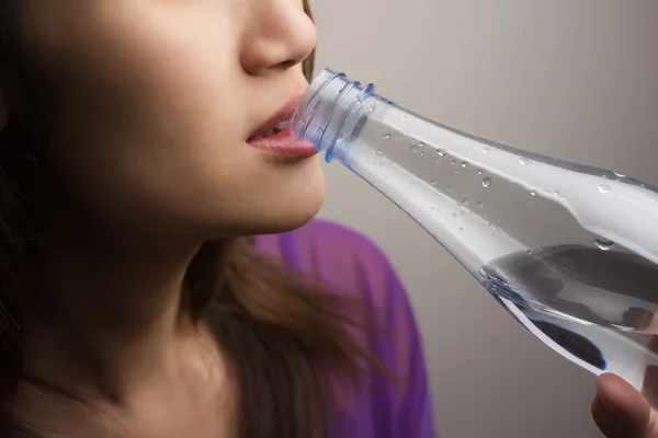 Dricka lite vatten — Stockfoto
