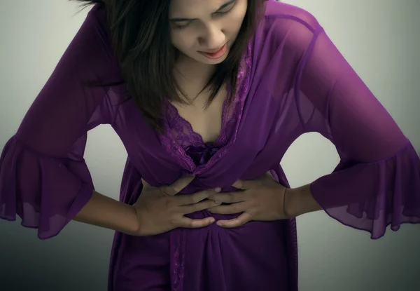 As mulheres têm dores de estômago — Fotografia de Stock