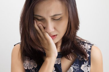 Beyaz arka plan üzerinde diş ağrısı