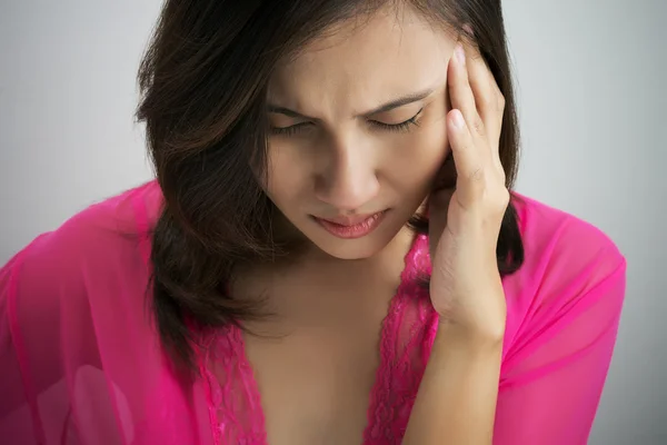 Tiene dolor de cabeza. —  Fotos de Stock