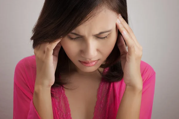 Primer plano Retrato de mujer con dolor de cabeza —  Fotos de Stock