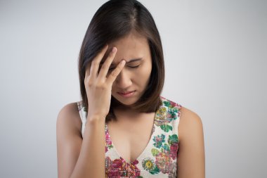 Başı ağrıyan kadın