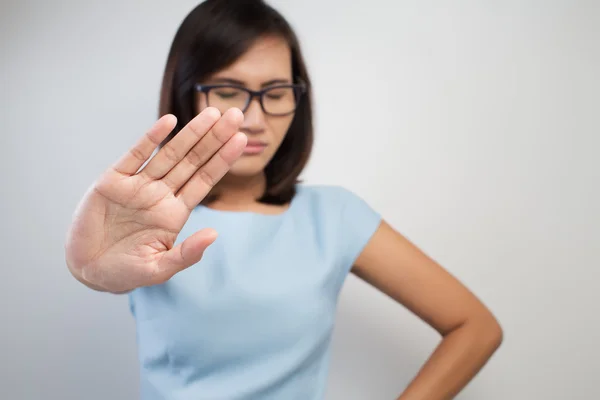 Junge Frau zeigt ihr Dementi mit NEIN auf der Hand — Stockfoto