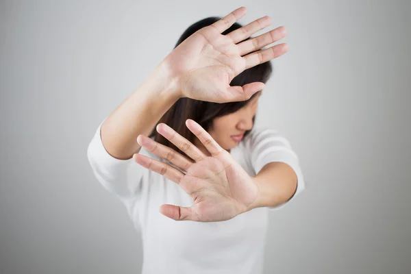 Junge Frau zeigt ihr Dementi mit NEIN auf der Hand — Stockfoto