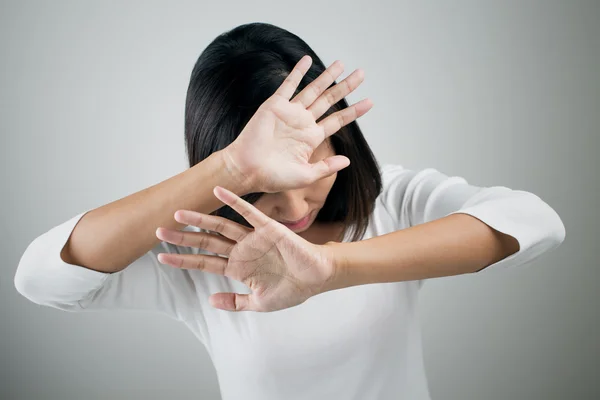 Mujer joven mostrando su negación con NO en la mano —  Fotos de Stock