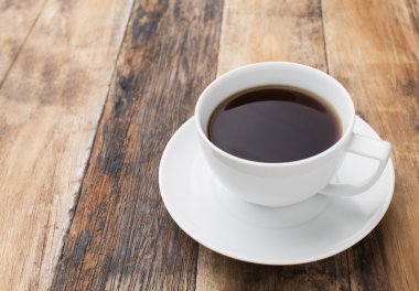 ahşap zemin üzerinde kahve fincanı