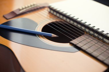 defter ve kalem gitar, müzik yazma