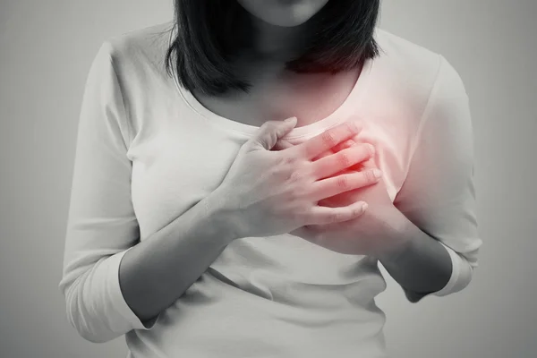 Kadın tutarak onun göğüs, akut ağrı olası kalp krizi — Stok fotoğraf