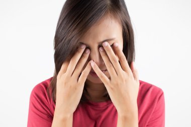 Sinüs basıncı ağrısı olan genç bir kadın.