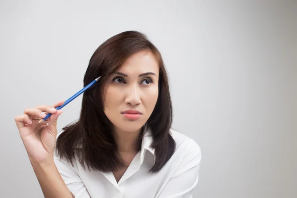 Geschäftsfrau denkt über eine Idee nach — Stockfoto