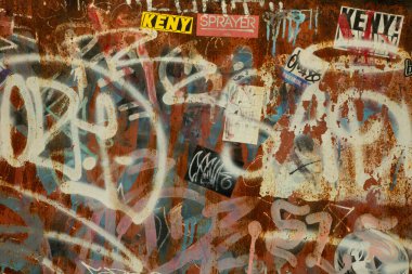 Asoke, Bangkok\ Tayland - 03 Aralık 2025: Bangkok 'ta paslanmış metal bir duvarı kaplayan kaotik bir sokak yazısı, kentsel bozulmayı ve görme bozukluğunu yansıtıyor.