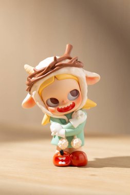 Pop Mart 'tan Zsiga Şifalı Sarılma Sanatı oyuncağı figürü, İsa' nın tasvirinden esinlenilmiş, dikenli bir kaftan ve taç giyen, dini sembolü modern tasarım oyuncak kültürü ile harmanlayan