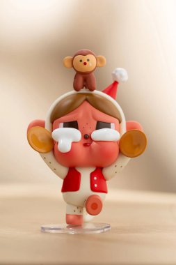 POP MART Ağlama Yürüyüşü 'nden bir CRYBABY Maymun figürü, duygusal karakter tasarımı, oyuncak kültürü ve çağdaş koleksiyon eğilimlerini yansıtıyor.