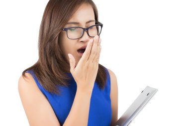 Kadın güzel ofis uyumak istiyor. Beyaz izole