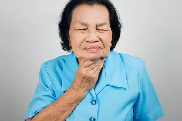 Dor de garganta mulher velha — Fotografia de Stock