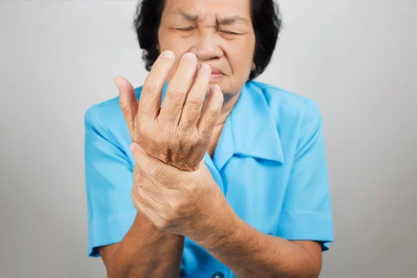 Dor aguda no pulso de uma mulher idosa — Fotografia de Stock