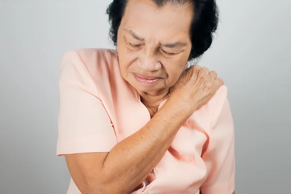 Dor no ombro em uma pessoa idosa — Fotografia de Stock
