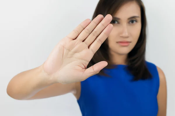 Jonge vrouw toont haar ontkenning met NEE op haar hand — Stockfoto