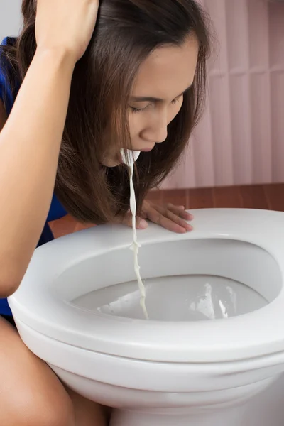 Bella donna adulta che vomita in bagno — Foto Stock