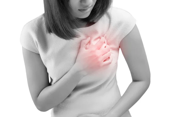 Женщина сжимает грудь, возможна острая боль сердечный приступ. — стоковое фото
