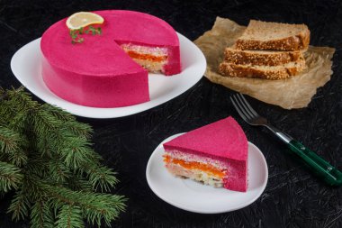 Rus mutfağı. Kürk manto altında ringa balığı. Ringa. Rus Yeni Yıl yemekleri. Yeni yıl için tabak. Geleneksel tedavi.