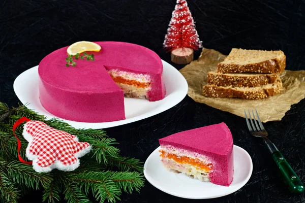 Rus mutfağı. Kürk manto altında ringa balığı. Ringa. Rus Yeni Yıl yemekleri. Yeni yıl için tabak. Geleneksel tedavi.