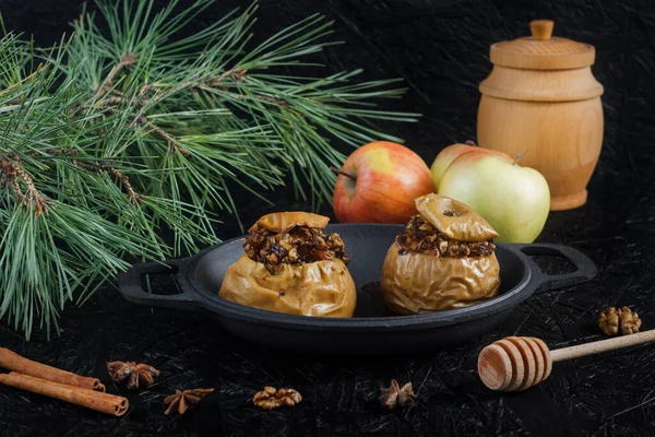 Bratäpfel Mit Nüssen Und Trockenfrüchten Neujahr Und Weihnachtsdessert — Stockfoto