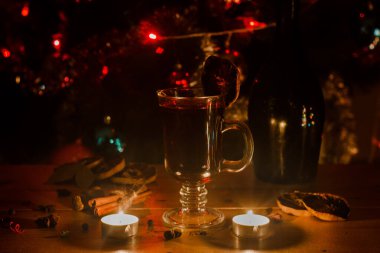 Sıcak şarap. Yeni yıl. Noel zamanı. Noel Aydınlatmaları.