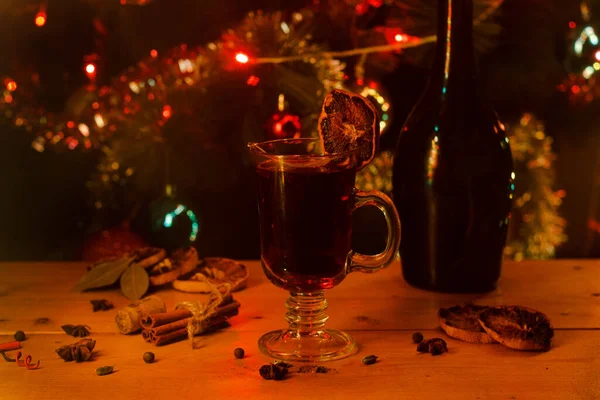 Κρασί Πρωτοχρονιά Χριστούγεννα Φωτισμοί Χριστουγέννων — Φωτογραφία Αρχείου