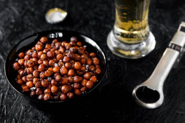 Bira aperatifleri. Koyu arkaplanda bira.