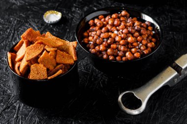 Bira aperatifleri. Koyu arkaplanda bira.