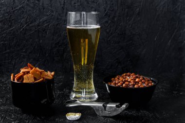 Bira aperatifleri. Koyu arkaplanda bira.