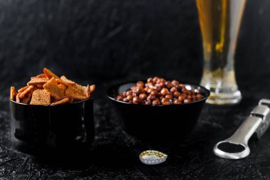 Bira aperatifleri. Koyu arkaplanda bira.