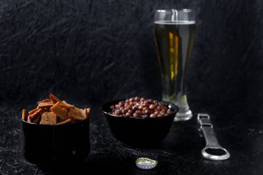 Bira aperatifleri. Koyu arkaplanda bira.