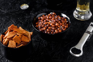 Bira aperatifleri. Koyu arkaplanda bira.