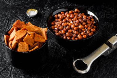 Bira aperatifleri. Koyu arkaplanda bira.