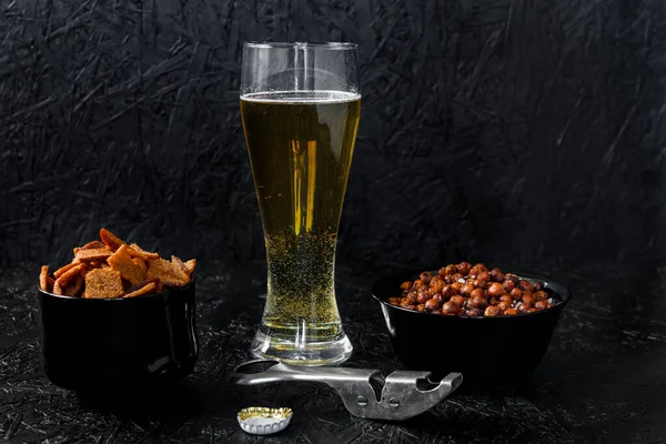 Bira aperatifleri. Koyu arkaplanda bira.