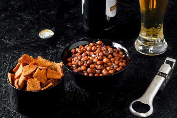 Bira aperatifleri. Koyu arkaplanda bira.