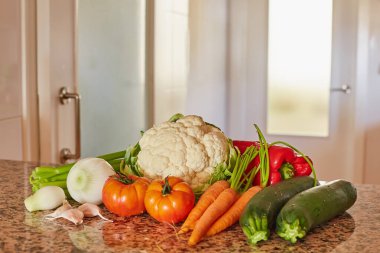 İtalyan sebze çorbası için malzemeler. Kereviz, domates, soğan ve havuç, karnabahar ve sarımsak, mutfaktaki masada kabak..