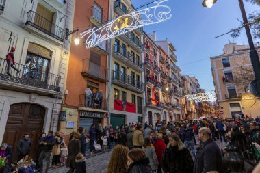 Alcoy, SPAIN - 5 Ocak 2019: Üç kralın Alcoy sokaklarında müzik ve sanatçılarla geçit töreni. Cabalgata de los Reyes Magos.