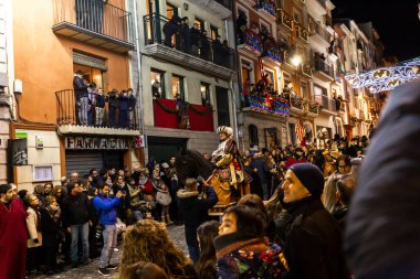 Alcoy, SPAIN - 5 Ocak 2019: Üç kralın Alcoy sokaklarında müzik ve sanatçılarla geçit töreni. Cabalgata de los Reyes Magos.