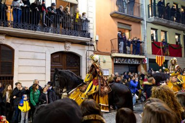 Alcoy, SPAIN - 5 Ocak 2019: Üç kralın Alcoy sokaklarında müzik ve sanatçılarla geçit töreni. Cabalgata de los Reyes Magos.