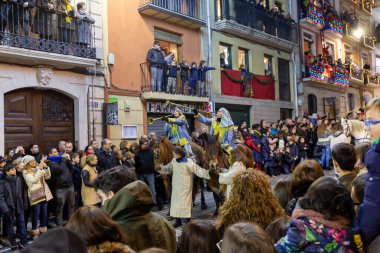 Alcoy, SPAIN - 5 Ocak 2019: Üç kralın Alcoy sokaklarında müzik ve sanatçılarla geçit töreni. Cabalgata de los Reyes Magos.