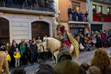 Alcoy, SPAIN - 5 Ocak 2019: Üç kralın Alcoy sokaklarında müzik ve sanatçılarla geçit töreni. Cabalgata de los Reyes Magos.