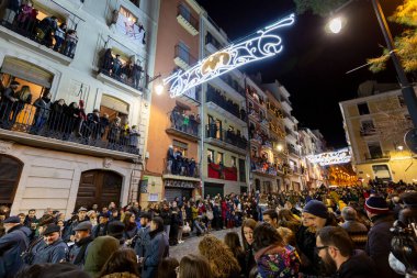 Alcoy, SPAIN - 5 Ocak 2019: Üç kralın Alcoy sokaklarında müzik ve sanatçılarla geçit töreni. Cabalgata de los Reyes Magos.