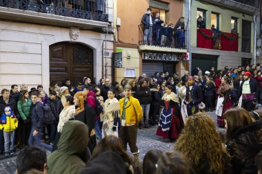 Alcoy, SPAIN - 5 Ocak 2019: Üç kralın Alcoy sokaklarında müzik ve sanatçılarla geçit töreni. Cabalgata de los Reyes Magos.