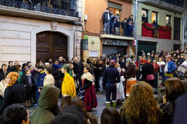 Alcoy, SPAIN - 5 Ocak 2019: Üç kralın Alcoy sokaklarında müzik ve sanatçılarla geçit töreni. Cabalgata de los Reyes Magos.
